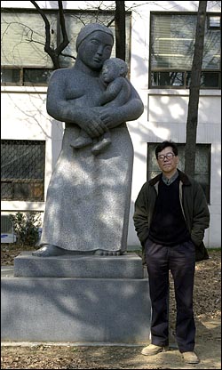 재단 이사장이 김교수에게 변경을 요구했던 작품, '모자입상' 